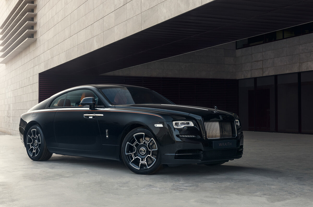 Rolls Royce на черном фоне