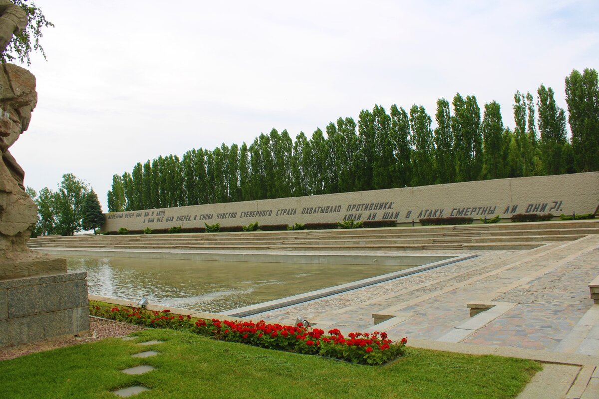 Мамаев курган прошел. Мемориальное кладбище на Мамаевом Кургане. Площадь героев на Мамаевом Кургане. Родник жизни на Мамаевом Кургане. Мамаев Курган входная площадь.