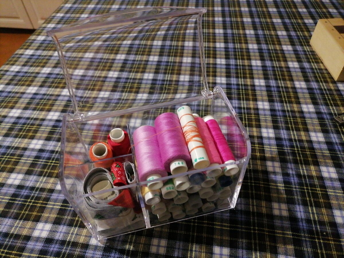 Открывается легко , по принципу сундучка