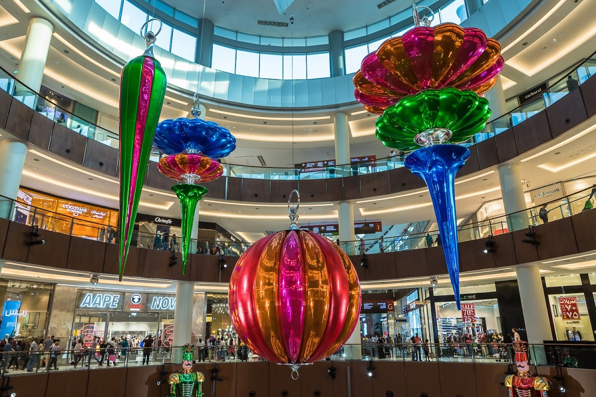 Композиция из гигантских новогодних игрушек