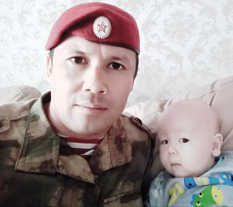 На фото: Марс Исхаков с сыном