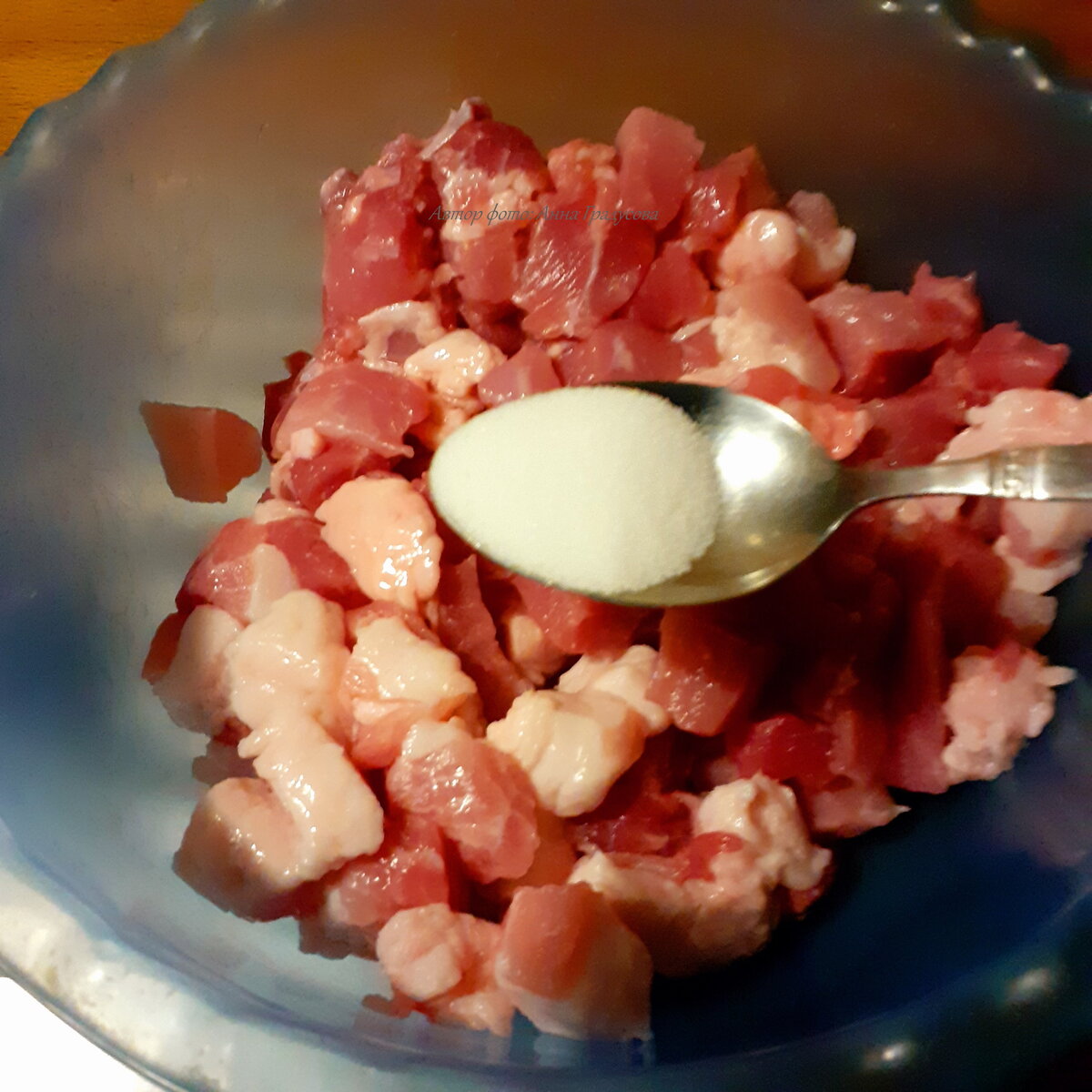 мясо нарезаем кубиком примерно 2х2 см, добавляем соль, специи