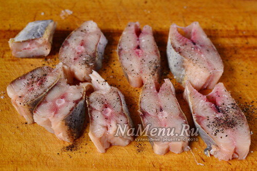 2. Несколько раз промываем рыбу для приготовления блюда. Очищаем и режем небольшими порционными кусочками и промакиваем лишнюю жидкость салфетками.