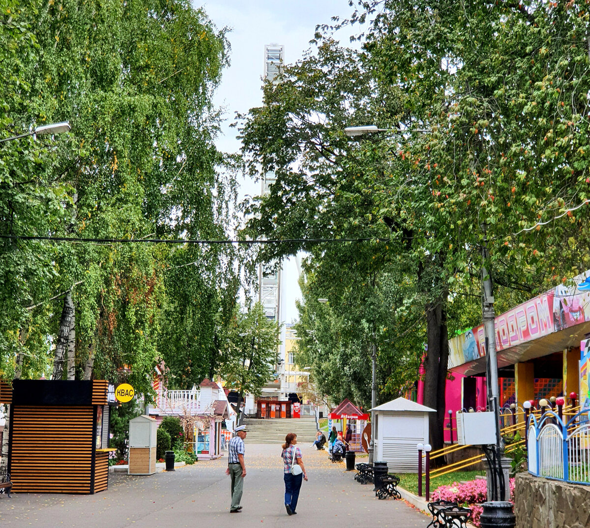 Как и в Москве, это «парк культуры и отдыха». Проще говоря, аттракционы, кафешки и колесо обозрения.