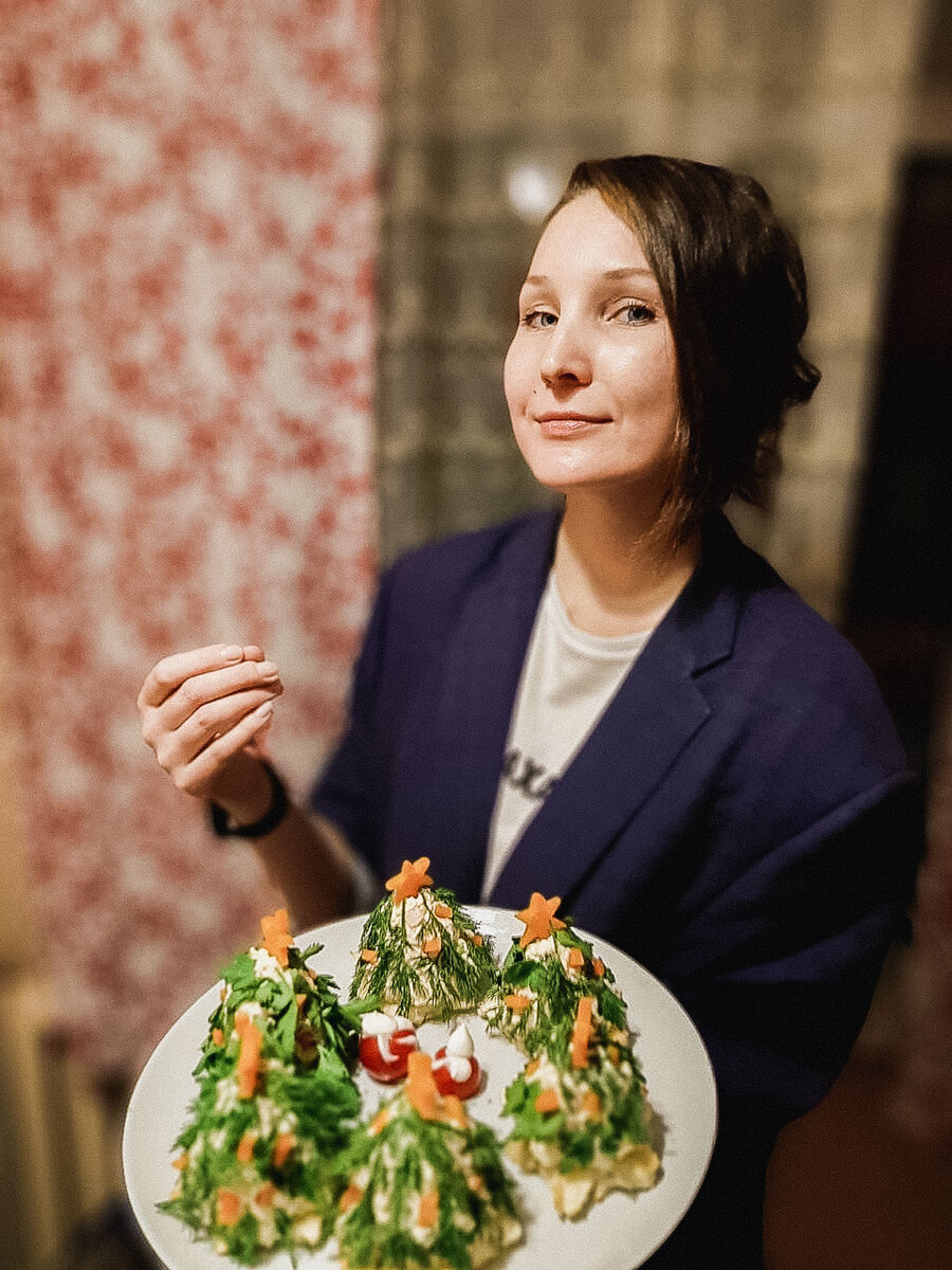 Специалист по развитию бизнеса "Где мои дети" - Анна, и салат "Ёлочки"