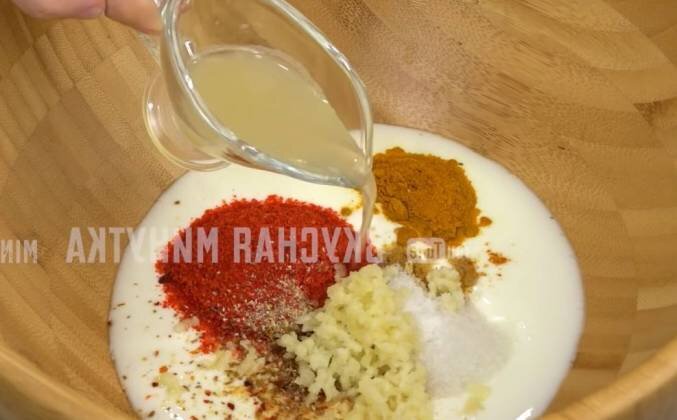 1. В миску выливаю 200 миллилитров йогурта или кефира или и нежирную сметану. Добавляю специи: сушеный имбирь 1 чайную ложку, немного чили. Кто любит поострее, можно добавить тоже чайную ложку-столовую ложку сладкой паприки, чайную ложку куркумы, еще и добавляю сюда примерно полторы чайных ложки арабской приправы, она отлично подходит для этого рецепта. Теперь соль, примерно столовую ложку, чеснок 3 зубчика и сок половинки лимона. Перемешиваю это все и укладываю в готовый маринад своих курочек. Оставляю в маринаде минимум на 12 часов, а лучше на сутки.