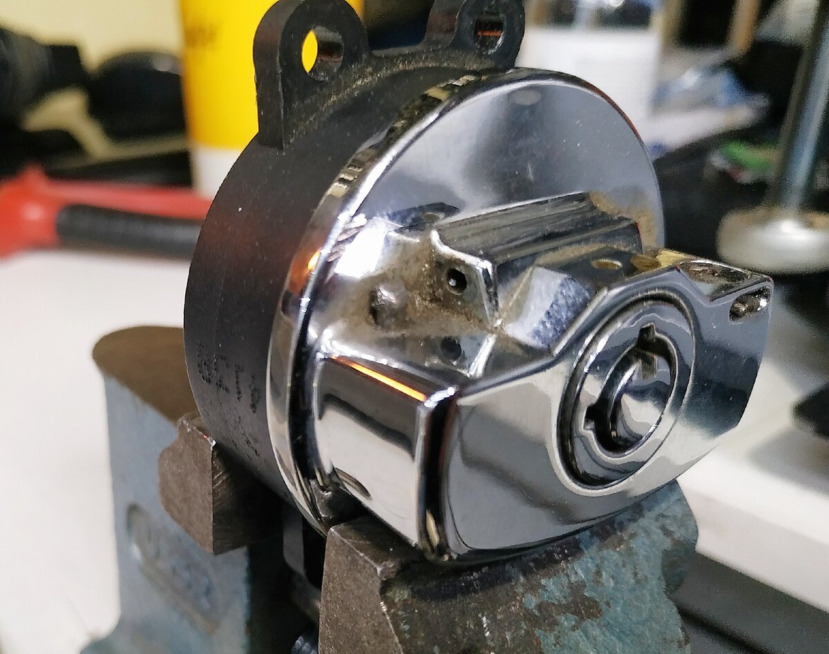 Со снятой крышкой в тисках.