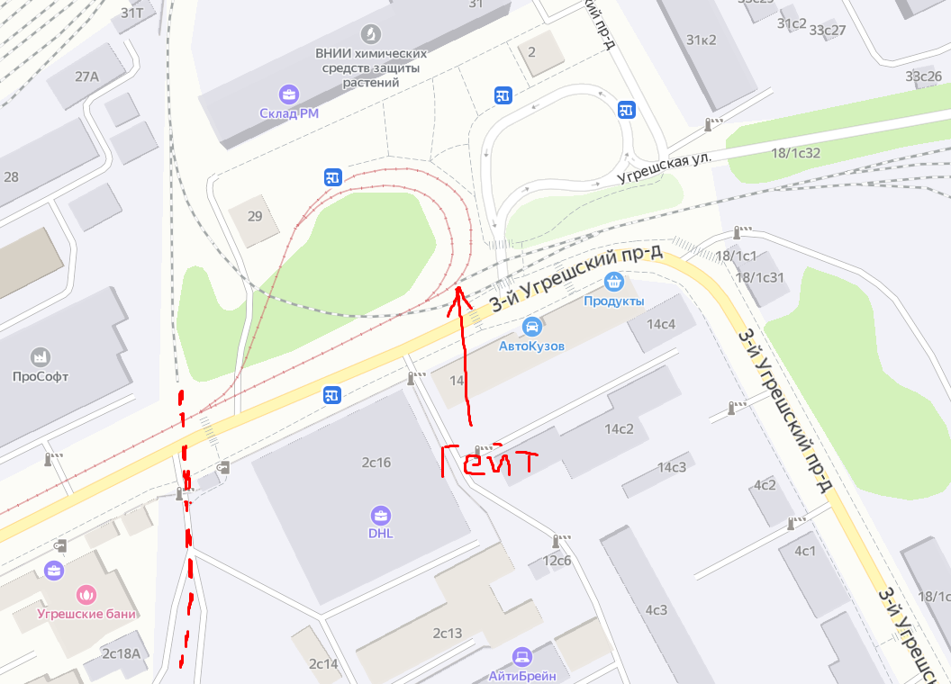 Тут показан сам гейт, а также пунктиром отмечен уже ликвидированный путь к хладокомбинату. В настоящий момент от него остался только огрызок, превращенный в тупик и пост дежурного по переезду