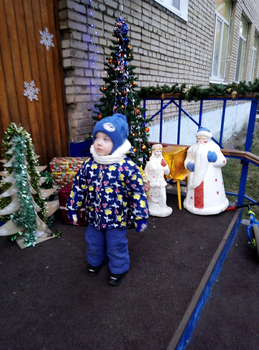 Около детского сада. Украшали в начале декабря, ещё снега не было. Зато сейчас полно. 