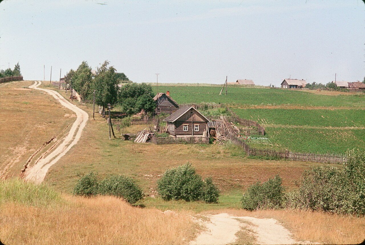 Через сельского. СССР 70е деревня. Деревня СССР 40е. Деревни СССР 70х. Жак Дюпакье Фатеж.