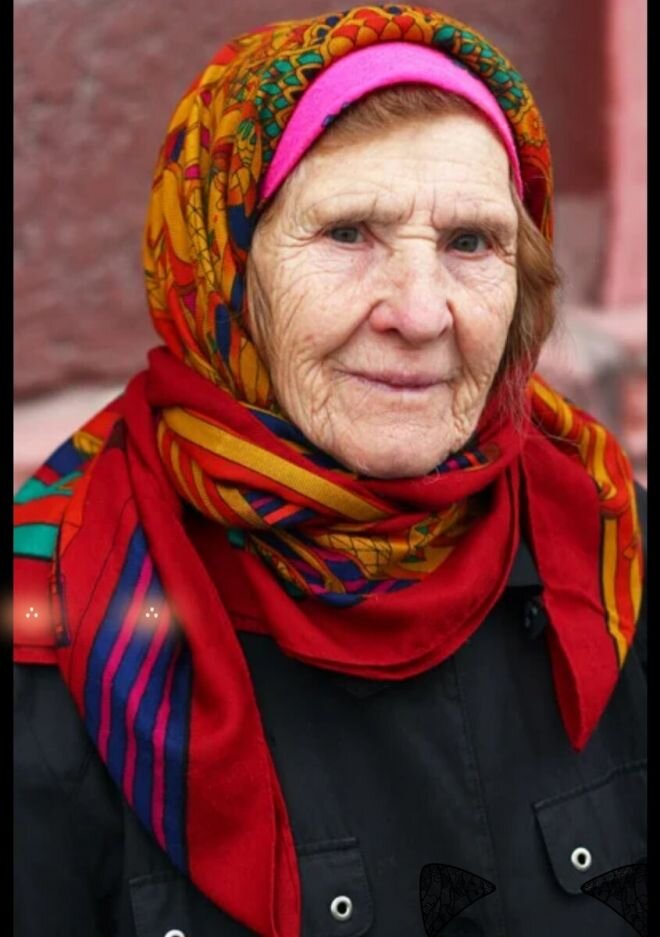 Красивая русская старушка. Бабушка в платке. Старушка в платке. Платок на голову бабушке. Старая женщина в платке.