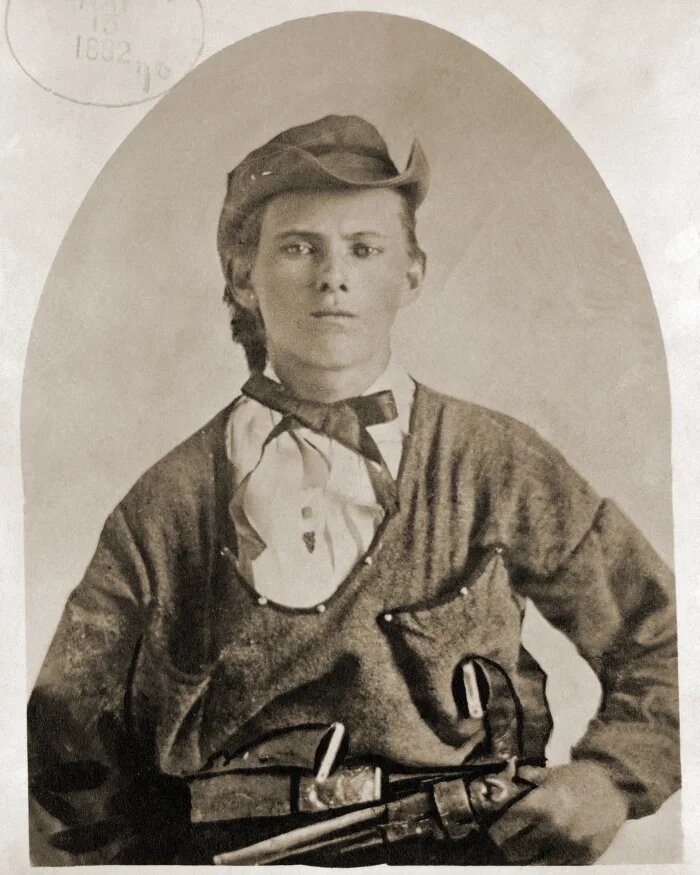 16-летний Джесси Джеймс позирует с тремя пистолетами, Платт-Сити, штат Миссури, 10 июля 1864 года.