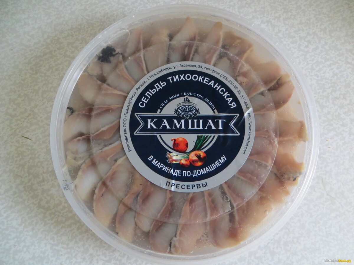 Не советую брать сельдь в масле: руки обязательно маслом вымажешь и с трудом отмоешь.