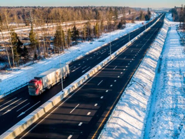 
Свободные дороги, чистый воздух, меньше шума — всего этого не будет. К чему ведут подобные перемены и в каких условиях мы совсем скоро будем жить?

Грузовикам запретили въезжать в пределы ЦКАДа. Как это может касаться остальных участников дорожного движения, включая пешеходов? На дорогах Москвы и Подмосковья станет свободнее, а движение окажется безопаснее? Казалось бы, да, но нет. Положительные стороны видно только при взгляде на этот факт мельком. На самом деле их нет вовсе, совсем, абсолютно, никаких.

«Запрет» на въезд грузовиков (закавычено это слово здесь не случайно) — это временное решение, позволяющее дольше не строить дороги, и через пару-тройку лет придется вводить новые ограничения, которые коснутся уже и водителей легковых машин. Даже пешеходов, как бы комично и нереально это ни звучало. Только представьте — разрешение на передвижение по городу только по четным числам или по средам. Надеемся, до этого не дойдет. Но к этому идет. Вот что о сложившейся ситуации думают люди, знакомые со многими проблемами дорожных сетей, городов и созданной системы.

✅ Главный редактор журнала «За рулем» Максим Кадаков:
— Запрет на въезд большегрузов на МКАД и вообще в пределы ЦКАД и на небольшие областные дороги — это, фактически, введение платного въезда в Москву для этих автомобилей, поскольку собственно въезд не запрещен: нужно только оформить разрешение. А чтобы оформить разрешение, надо пройти сто кругов ада. И все сделано так, чтобы перевозчики или водители большегрузов, владельцы транспорта обращались в фирмы посредников, которые все делают быстро и не заставляют людей бегать по десяткам инстанций. За полчаса, онлайн, удаленно и за 50 тысяч рублей вам сделают разрешение на въезд хоть куда. Нельзя проехать будет разве что только в Кремль. И фактически мы видим схему по взиманию поборов с перевозчиков. Оплатят эти поборы не только жители московской агломерации, но и жители всей остальной России, поскольку Москва — это крупный транспортный перевалочный узел. Многие перевозки не обходятся без того, чтобы водители большегрузов так или иначе не оказались в Москве.
Все это прекрасно знают, власти это видят, но в данной порочной схеме ничего менять не хотят.
Если мы еще примем во внимание степень урбанизации московской агломерации (Москвы и близлежащих районов), то увидим, что плотность населения здесь растет. И будет расти. Население, в основном, увеличивается не за счет местных жителей, а за счет приезжих, которые скупают квартиры в многочисленных новостройках. И всех надо снабжать. Это значит, что транспортный поток усилится. Вот с усилившегося транспортного потока соответствующие структуры будут брать еще больше денег. Ничего другого я в этой схеме не вижу.

Но побор за проезд грузовиков, платить который все равно придется всем, может быстро распространиться не только на грузовики. Нам становится тесно на дорогах, а пробки в некоторых районах с новостройками тянутся из самых дворов, от парковочных мест: завел машину, и уже стоишь. Решить эту проблему не сложно, но делать это путем строительства дорог и отказа от гипермногоквартирных домов, кажется, не будут. Тогда как на дорогах может стать лучше? Пара постановлений, и готово.

✅Координатор движения «Синие ведерки» Петр Шкуматов:
— «К 2030 году в Москве ежегодно будут строить около 7 млн кв. м жилья», заявил мэр столицы Сергей Собянин. Всего жилой фонд Москвы составляет около 240 млн кв. м, то есть ежегодно он будет прирастать на 3%. Если говорить о притоке новых жителей, то 7 млн кв. м жилья — это 350 тысяч человек. И это я еще не учел Московскую область, в которой в 2020 году построили 8,7 млн кв. м и темпы строительства ускоряются. На двоих Москва и область будут строить к 2030 году (по планам) 20+ млн. кв.м. жилья. Но это не предел их возможностей.
Так вот, агломерация, в которой будет жить такое безумное число людей, спрессованных в 40-этажные человейники с «дворами без машин», очевидным и безусловным образом будет регулироваться через многочисленные административные запреты (которые можно будет обойти за определенную сумму). В первую очередь это коснется автотранспорта, когда, например, для жителей замкадья будет введен запрет на въезд в Москву по дням недели. Можно в понедельник, среду и четверг, а за въезд во вторник и пятницу — штраф с каждой камеры 5000 р. А соседу можно в понедельник, вторник и среду, а в четверг и пятницу — нельзя. Варианты могут быть разными.
Короче. Сегодня пришли за грузовиками, завтра придут за всеми нами. И это, увы, при сохранении темпов застройки данной территории абсолютно неизбежно.
НравитсяПоказать список оценивших
1
Комментарий
