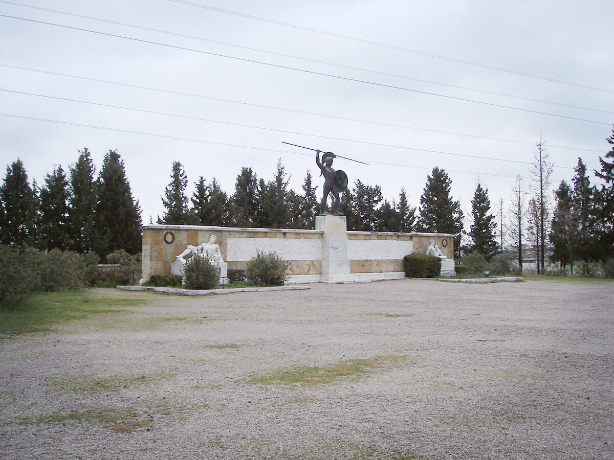 На монументе знаменитая фраза спартанского царя: "Приди и возьми!"