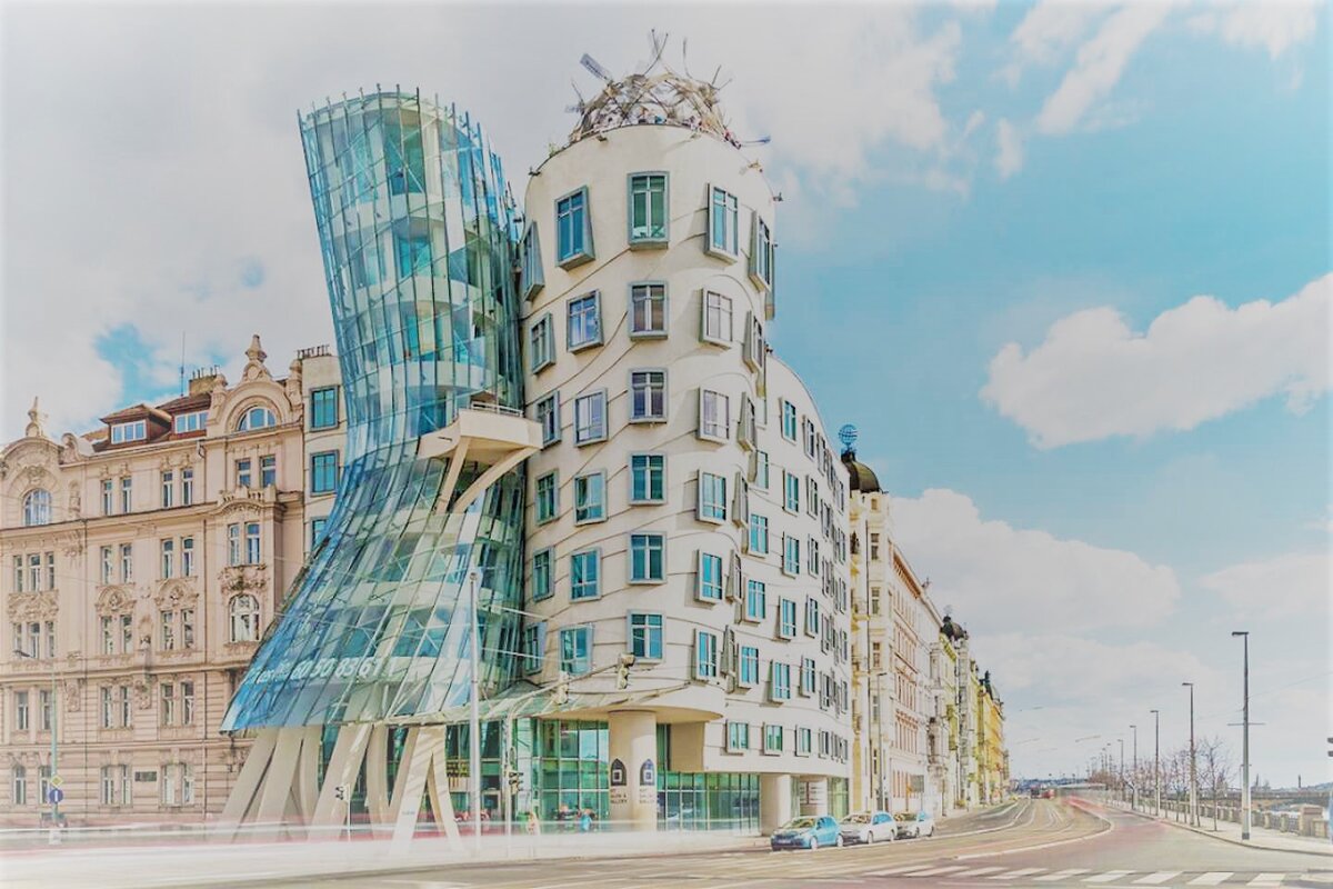 Dancing house. Фрэнк Гери Танцующий дом в Праге 1995. Танцующий дом Прага Чехия Архитектор Фрэнк Гери. Танцующий дом Прага Чехия Прага. Фрэнк Гери архитектура Чехия.