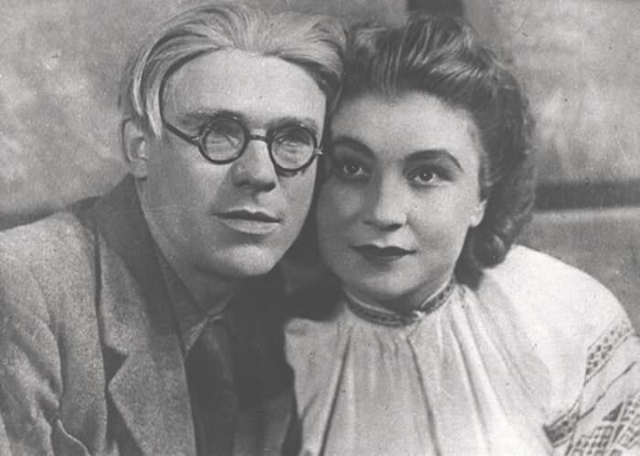 Галина Макарова и Павел Пекур в спектакле *Молодая гвардия* | Фото: kino-teatr.ru