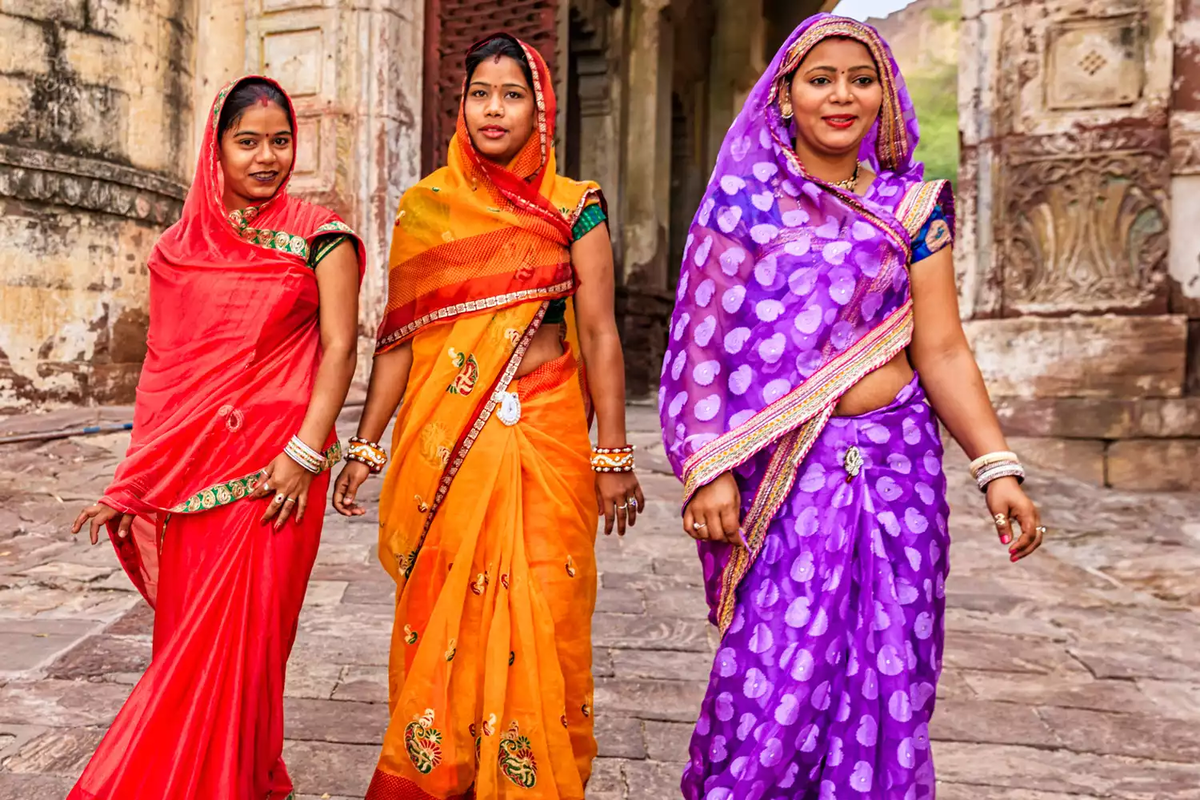 Слово сари. Сари Индия. Сари (женская одежда в Индии). Национальная одежда Индии Сари. Индия женщины в Сари.