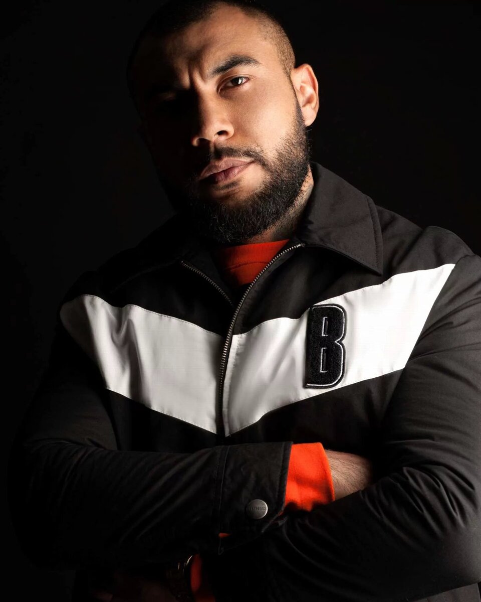 МС Дони – российский музыкант, исполнитель песен в жанре R’n’B и рэп и «Лучший клубный исполнитель» 2014-го года.

Популярный рэпер и диджей МС Дони, настоящее имя которого Достонбек Исламов, родился 18 декабря 1985 года в столице Узбекистана. Впрочем, детство мальчика проходило в другом месте, в маленьком городке Фергана, расположенном в восточной части страны.