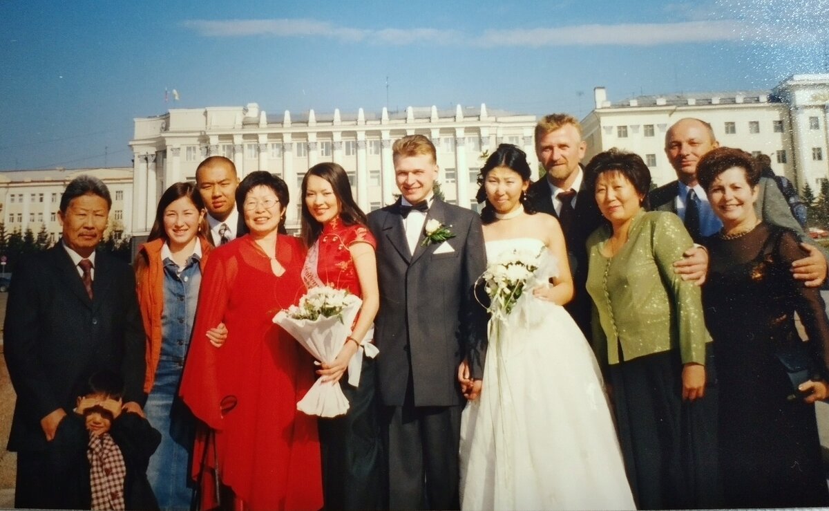 Молодые с близкими родственниками