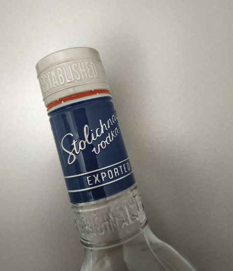 После открытия пробки под ней появляется красная полоска, которая сигнализирует о том, что водку уже кто-то откупоривал