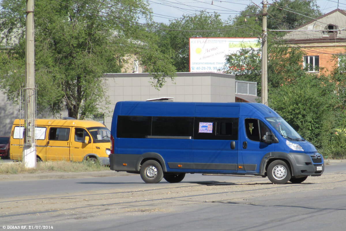 Citroen Jumper маршрута № 80 следует на конечную остановку Клуб «Строитель», ГАЗель на заднем плане стоит на площадке для межрейсового отстоя маршрута