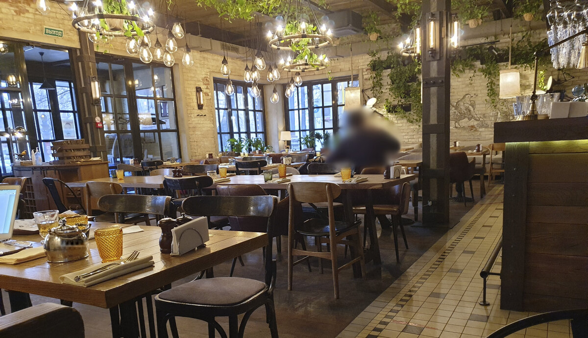 "Ача-Чача", интерьер. Для фото выбран момент с минимумом гостей.