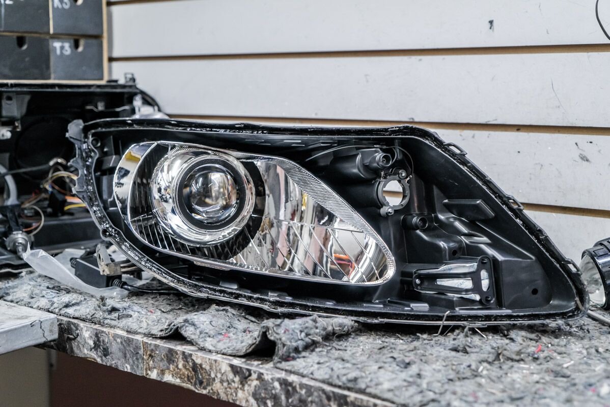 Разобранная фара на столе