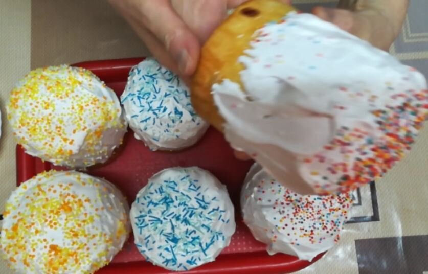 Обмазывание кулича глазурью по всех сторон