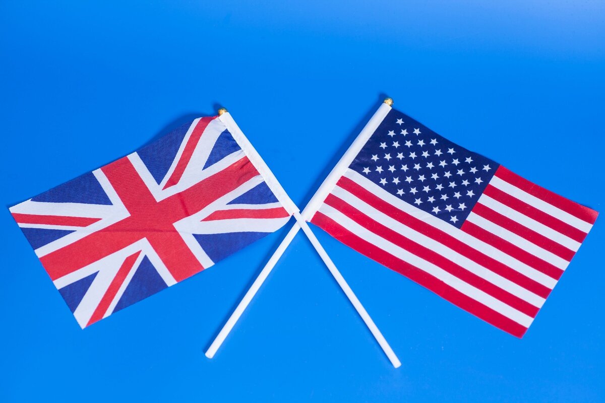 Сша и британия предупредили. Америка и Великобритания. Флаг Британии и США. Англия и Америка. Флажки США Великобритания.