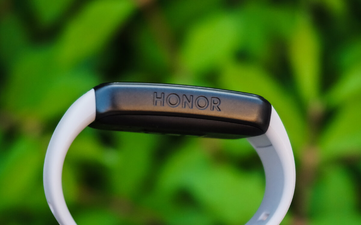 Гравировка названия бренда на корпусе HONOR Band 6