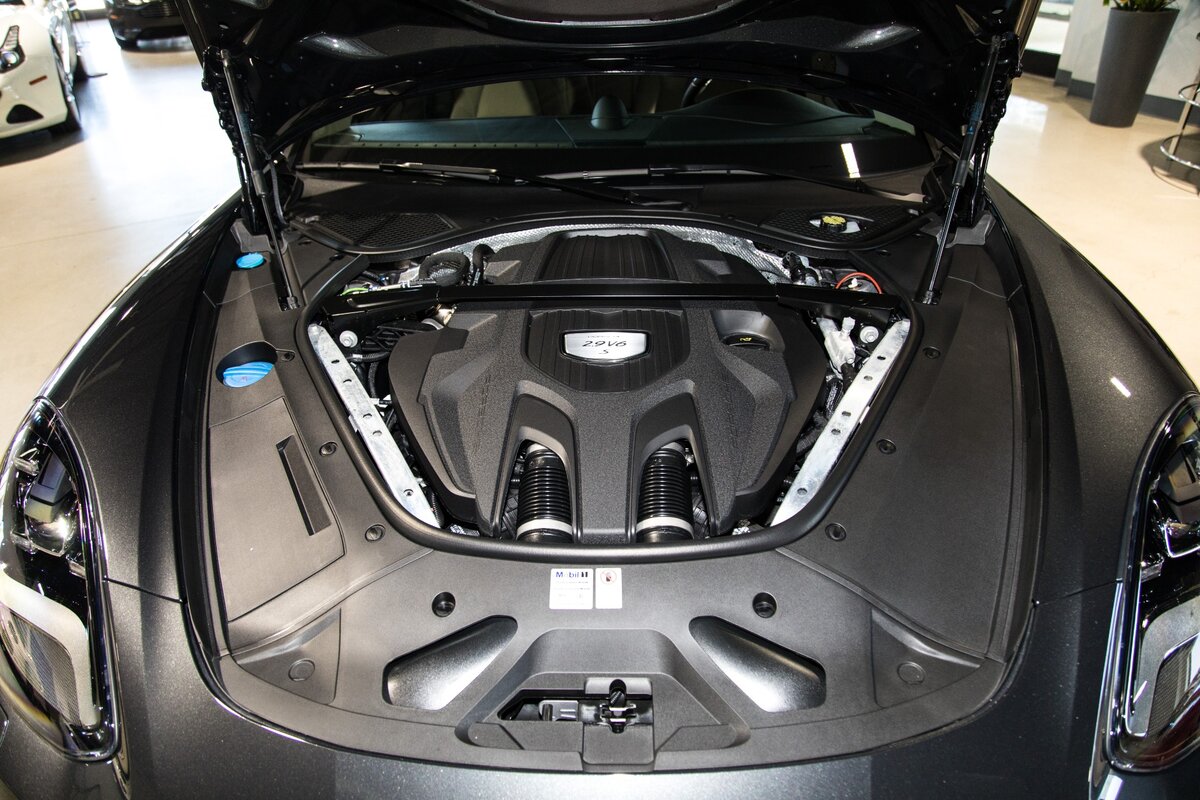 PORSCHE PANAMERA 4S. Вид под капотом