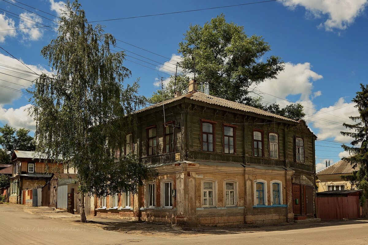 Фото автора. Таких домов в Ельце сохранилось немало. К счастью, современная застройка ещё не успела изменить исторический облик города до неузнаваемости.