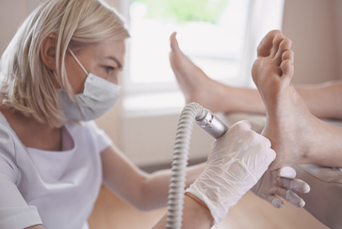 Обработка стоп с помощью аппаратного педикюра