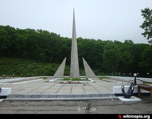 Памятник погибшим морякам крейсера Адмирал Сенявин. Фото из интернета. 
