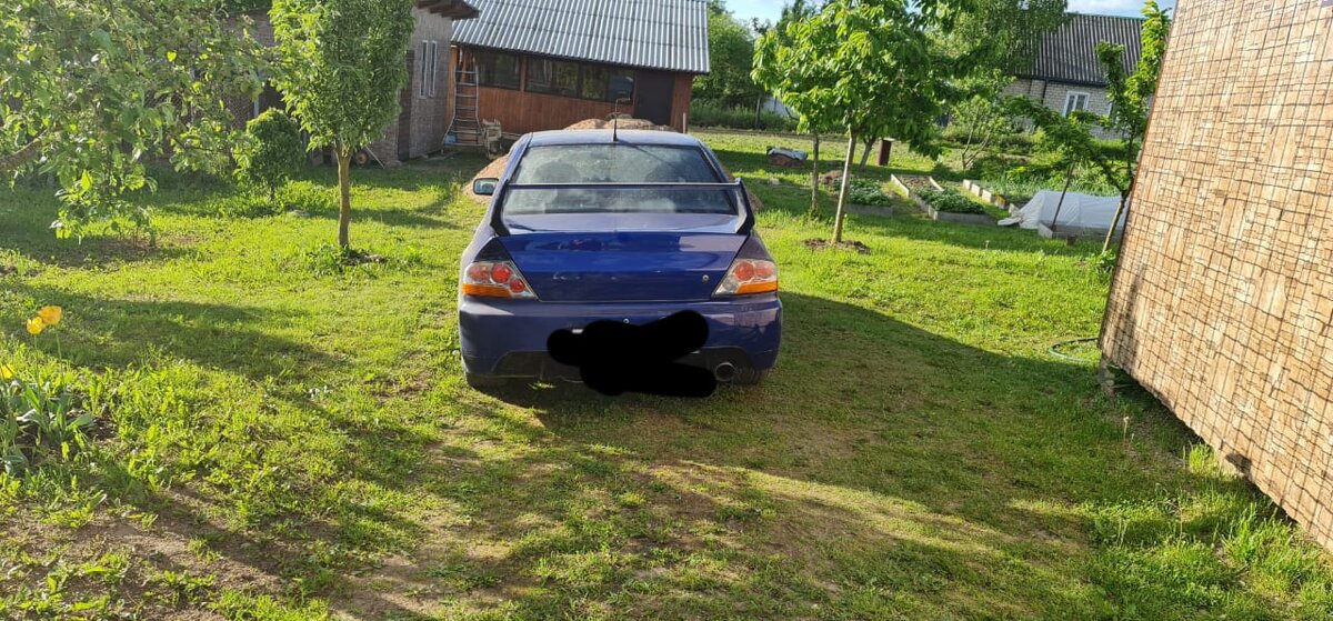 Багажник одного цвета, крылья (над фарами) другого