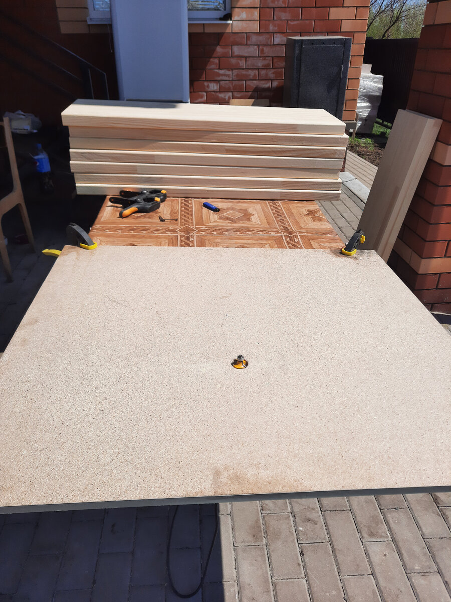 Устанавливаем фрезер в стол, ставим необходимую радиусную фрезу и начинаем обрабатывать