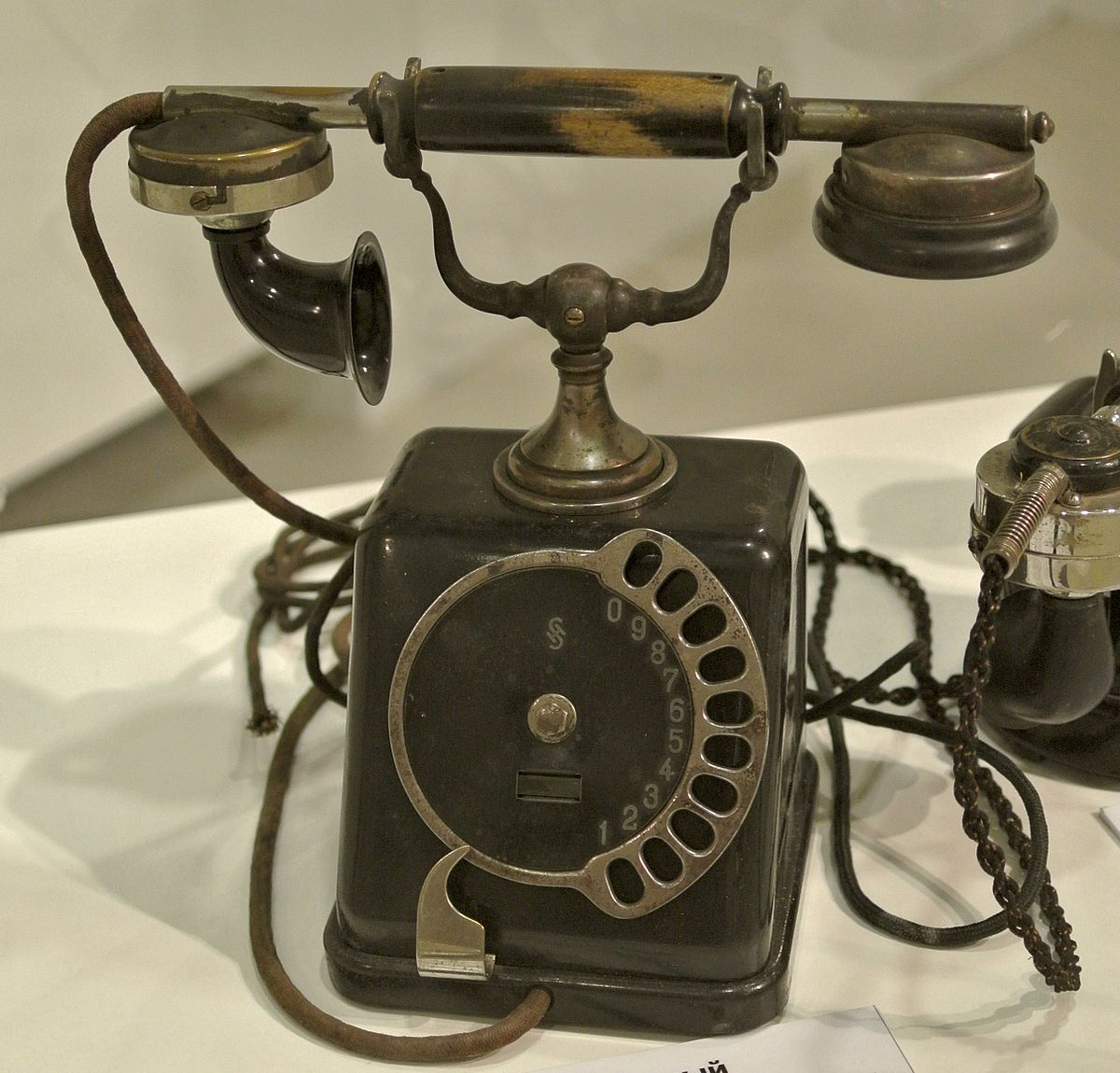 История старого телефона. ЭЛМОН Браун Строуджер. Siemens & Halske ZBSA 19. Телефонный аппарат Бойля 1896. Телефонный аппарат Эриксон 1910 года.
