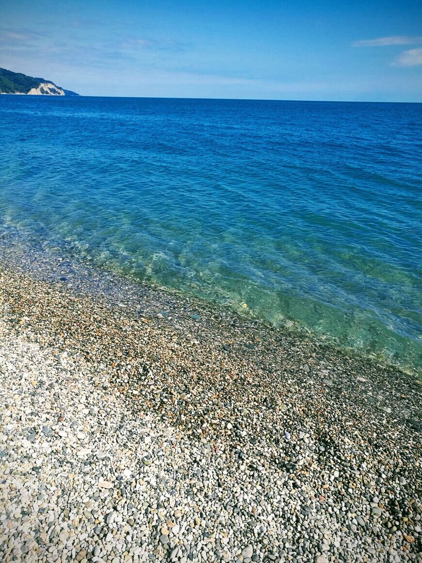 Море Абхазия Пицунда. Пляж Пицунда Абхазия. Черное море Абхазия Пицунда. Галечный пляж Абхазия.