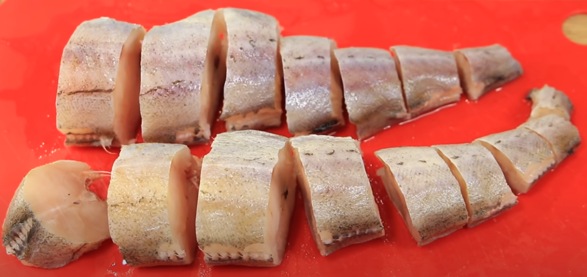 Нарезанный минтай на порционные кусочки.