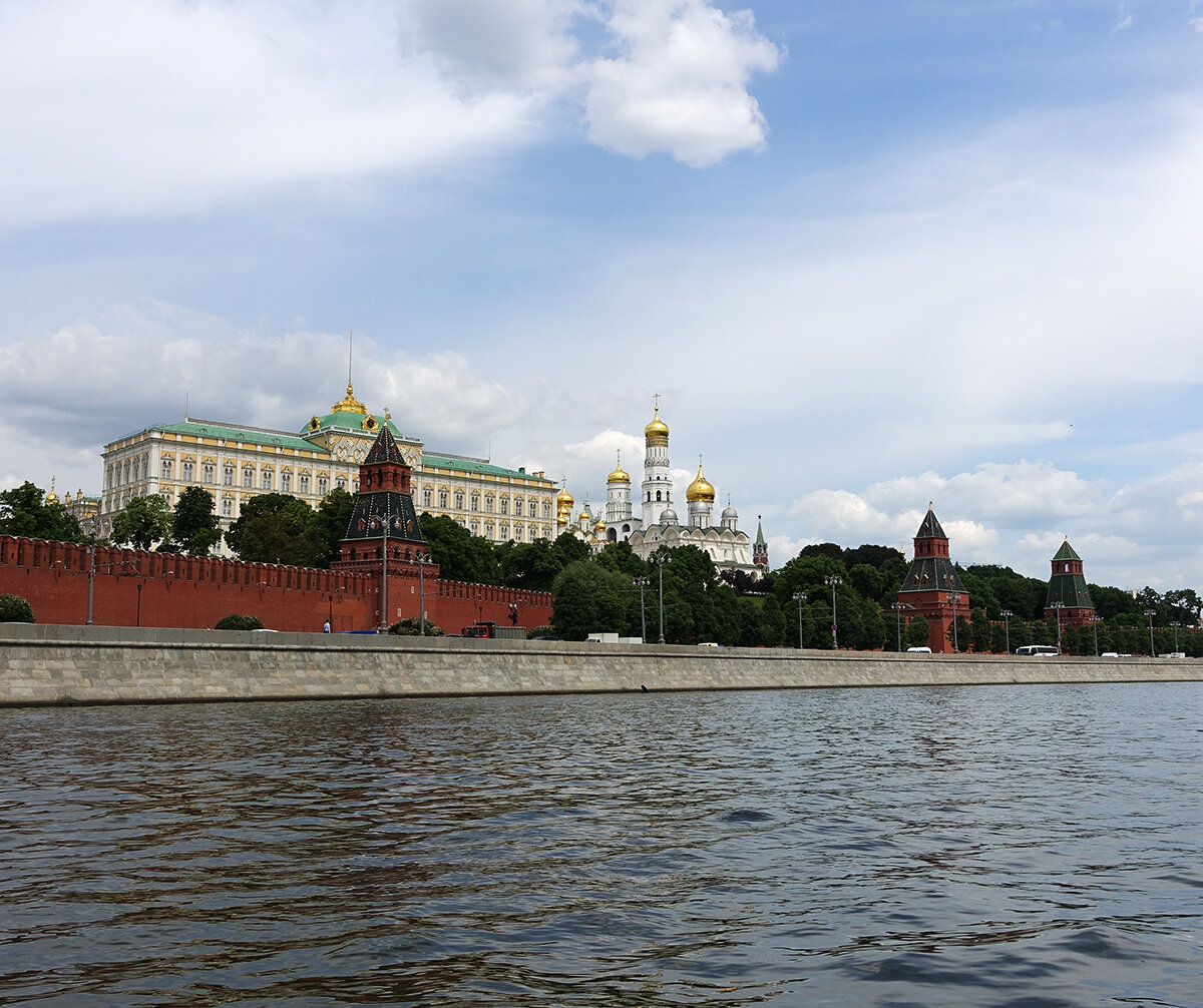 Вид на московский Кремль с прогулочного теплохода