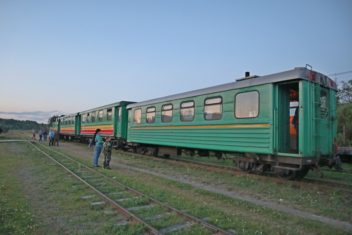 Проходит мимо стола одного из коллег и видит маленькую модель поезда