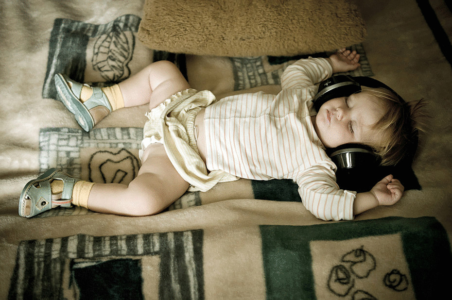 Многие так привыкают, что без наушников просто не могут заснуть