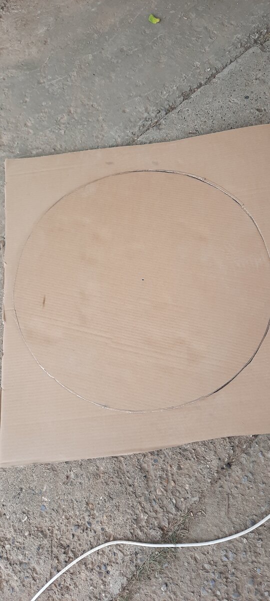 Из плотного картона сделал трафарет основания по наружному радиусу