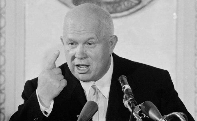 Это было бы хорошо, если бы демцентралистами руководили только чувства: чванство и спесь. В РКРП имела место такая практика: чтобы провести как можно больше своих людей в тот или иной комитет партии, тем более в ЦК, придумывалось как можно больше комиссий и отделов и тогда к власти гарантированно проходили те, кто был угоден, например, Тюлькину или Анпилову. Иногда создавались комиссии по социально-экономическим вопросам, иногда по крестьянским вопросам, иногда по зарубежным связям, технический отдел, комиссия по массовым мероприятиям, по молодёжной политике и т.д. Коротко говоря, некомпетентным, тоже, страшно хотелось власти, заседаний, голосования против. Так что демократические централисты это борцы за власть малокомпетентных над некомпетентной массой. По крайней мере, Ленину и Сталину пришлось пережить и победить в жесточайшей борьбе с троцкистами и другими оппортунистами, которых долгое время пролезали во власть за счет голосования некомпетентного большинства, фактических заговоров, которые осуществлялись оппортунистами накануне съездов и конференций. Но по ходу лет, по мере превращения советской прессы в средство массового просвещения людей на базе ленинизма, Сталину удалось резко уменьшить количество политически неграмотных рабочих и крестьян, комсомольцев, которые прежде голосовали за троцкистов и прочих оппортунистов.