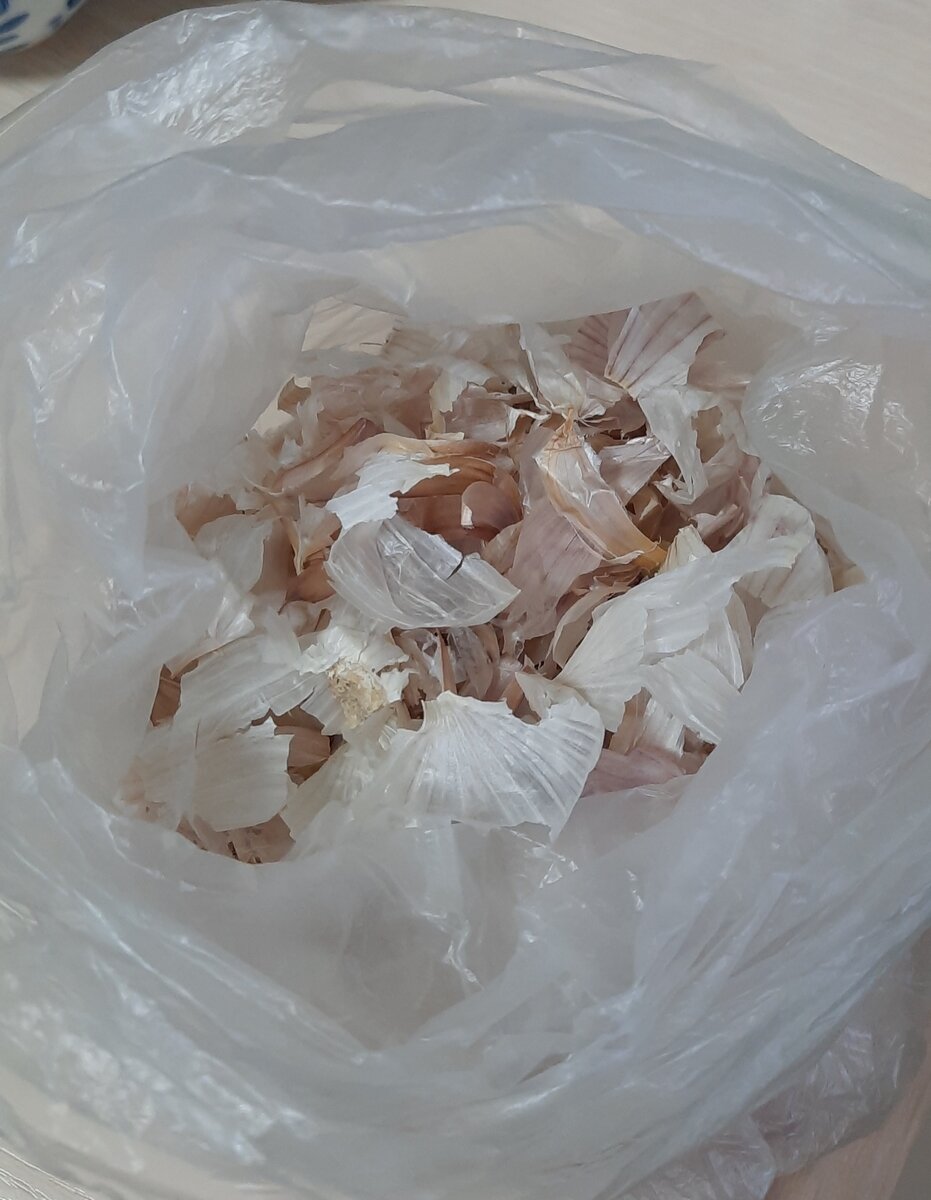Чесночная шелуха. Осталась у меня после чистки чеснока для аджики.