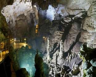 Эмине-Баир-Хосар - одна из самых красивых и удивительных пещер крымского полуострова и Европы. Глубокая полость в форме колодца доступна не только для специалистов, но и всех туристов, которые не боятся замкнутых пространств и желают побывать в "музее", созданном руками самой природы. В пещере расположено несколько залов, каждый из которых имеет свои особенности. Там же представлены уникальные экспонаты.