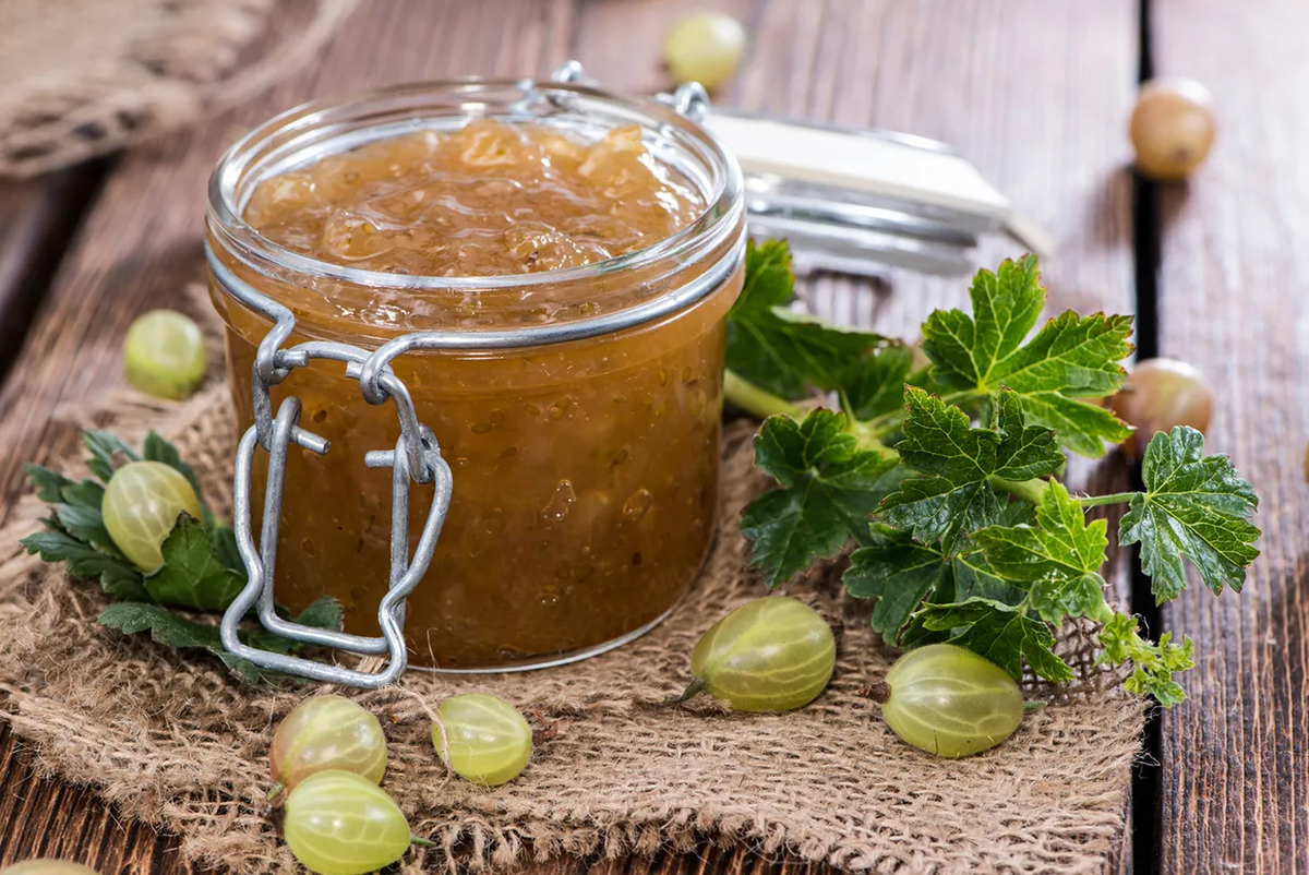 Чатни из крыжовника на зиму рецепты. Изумрудное варенье из крыжовника. Королевский крыжовник варенье. Крыжовенное варенье Царское. Янтарное варенье из крыжовника.