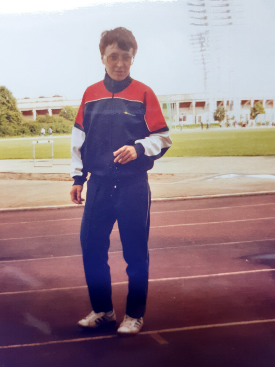 На стадионе перед разминкой)