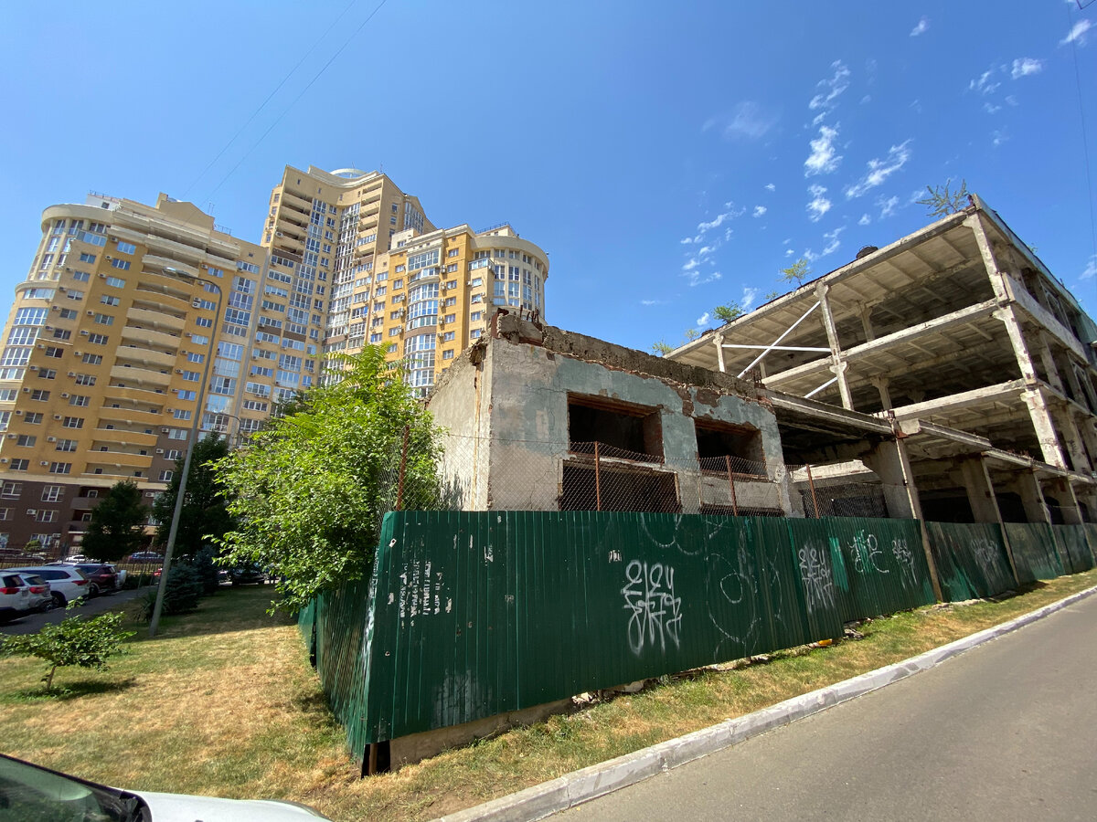 А вот такими бывают долгострои в Краснодаре